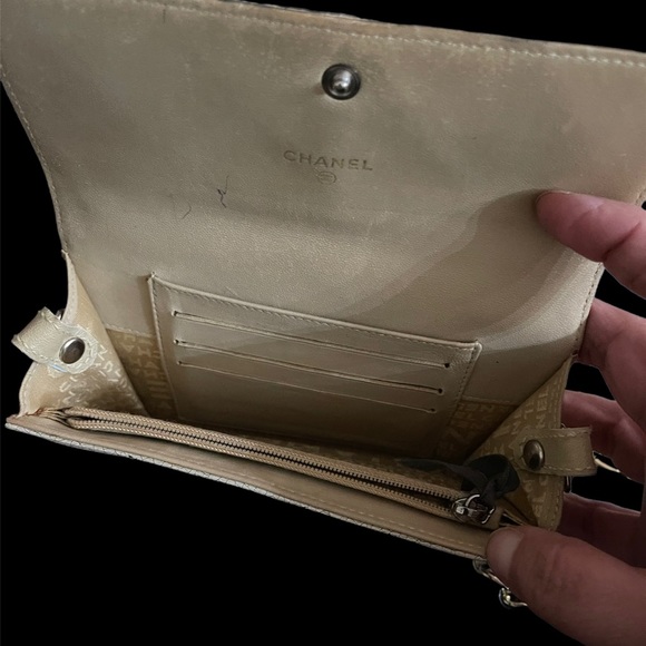 Authentic CHANEL wallet conversion with added strap - Picture 5 of 5